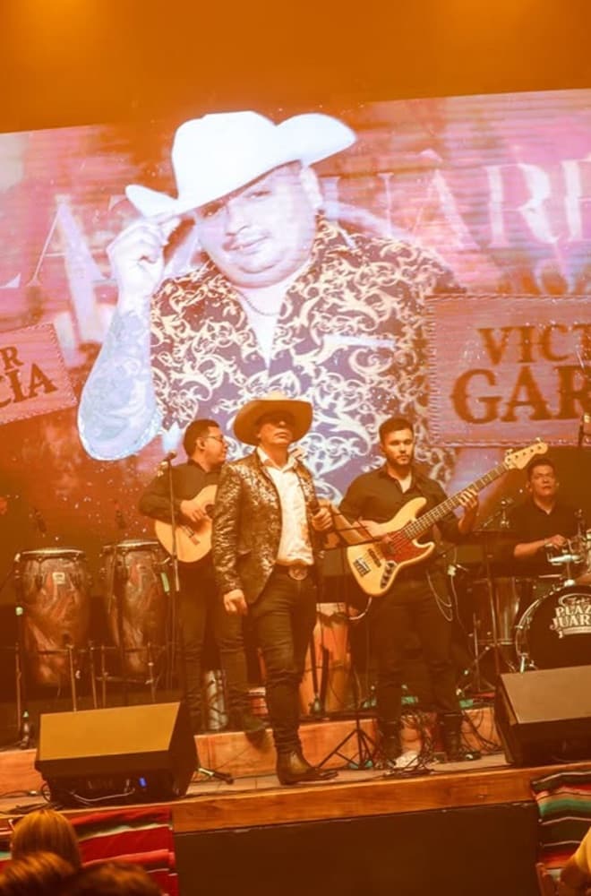 Artista en la tarima de Plaza Juárez durante un concierto privado