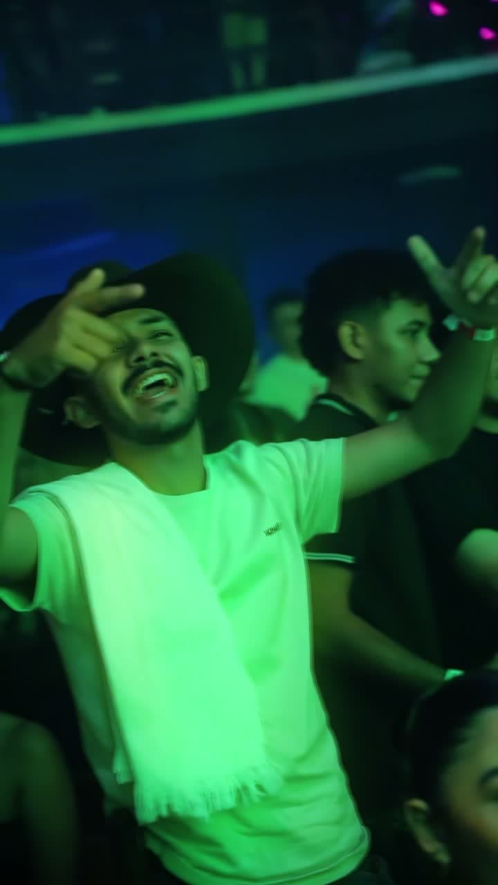 Público bailando en la pista de Plaza Juárez una noche de fin de semana